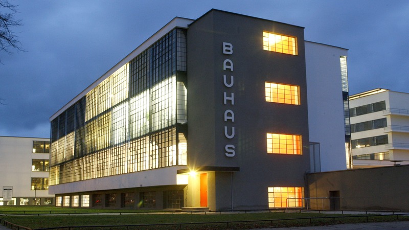 Thiết kế nội thất Bauhaus là một phần của phong trào Bauhaus, xuất phát từ Trường Nghệ thuật và Thiết kế Bauhaus