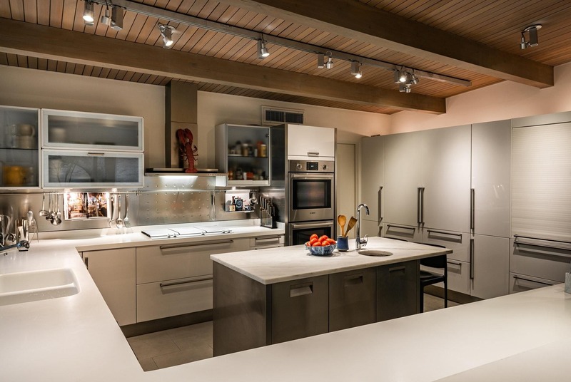 Hệ tủ bếp gần như khép kín tận dụng triệt để diện tích không gian bếp hạn hẹp