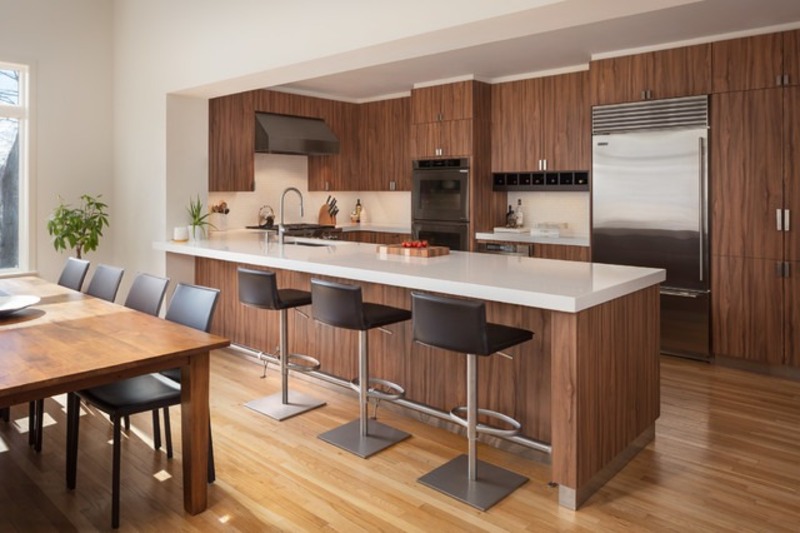 Tủ bếp vân gỗ trơn và hệ tủ không tay nắm tạo nên vẻ đẹp thanh lịch, thu hút của phong cách Bauhaus