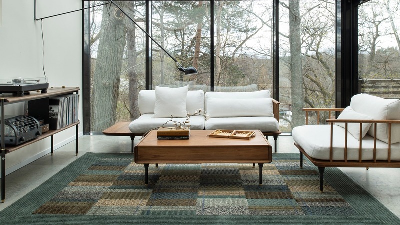 Không gian phòng khách phong cách Bauhaus sử dụng đồ nội thất đơn giản, điểm nhấn là tấm thảm trải sàn có kích thước nổi bật