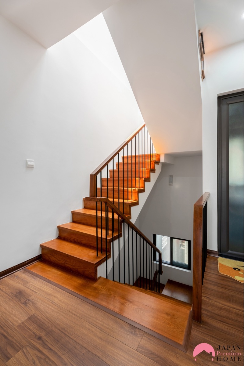 Cầu thang được thiết kế để đảm bảo sự thông thoáng và lấy được ánh sáng tự nhiên vào trong ngôi nhà