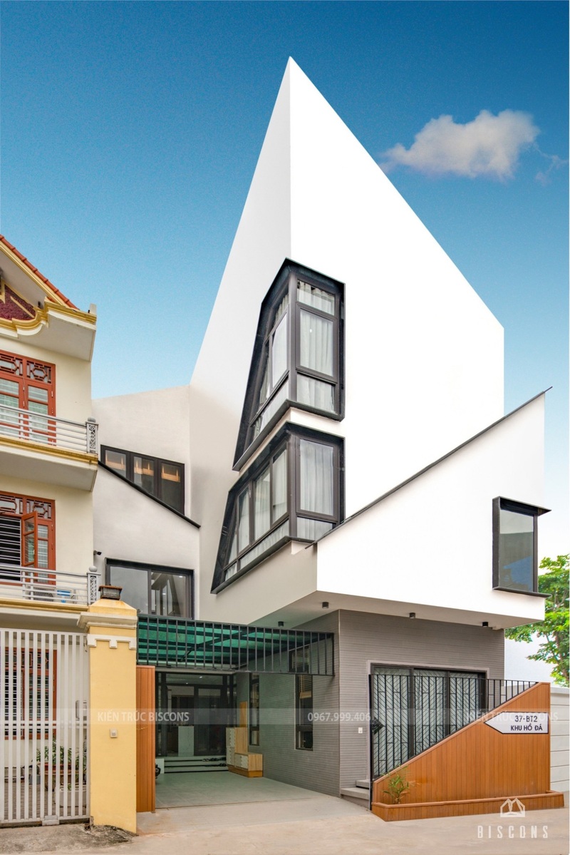 Đường nét cắt vát ấn tượng được sử dụng để tạo điểm nhấn cho kiến trúc của ngôi nhà
