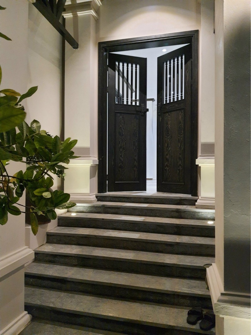 Những cánh cửa gỗ với sắc đen huyền bí, chi tiết con tiện trên thanh nan cửa cùng các thức cột lớn vững chãi đã khắc họa lại khá rõ nét phong cách Đông Dương