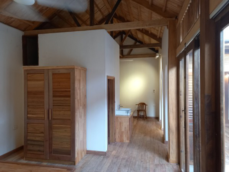 Chủ nhà ưu tiên sử dụng chất liệu gỗ gần gũi với thiên nhiên trong cấu trúc và trang trí nội thất