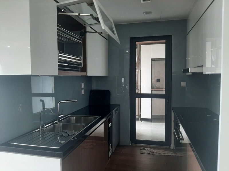 Phòng bếp được tách riêng khỏi không gian chung, giúp ngăn chặn mùi thức ăn lan ra khắp ngôi nhà