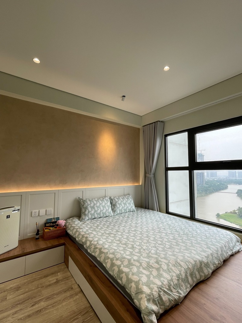 Phòng ngủ của bố mẹ được thiết kế tối giản, khung cửa sổ kính siêu rộng có tầm nhìn ra thiên nhiên xanh mát