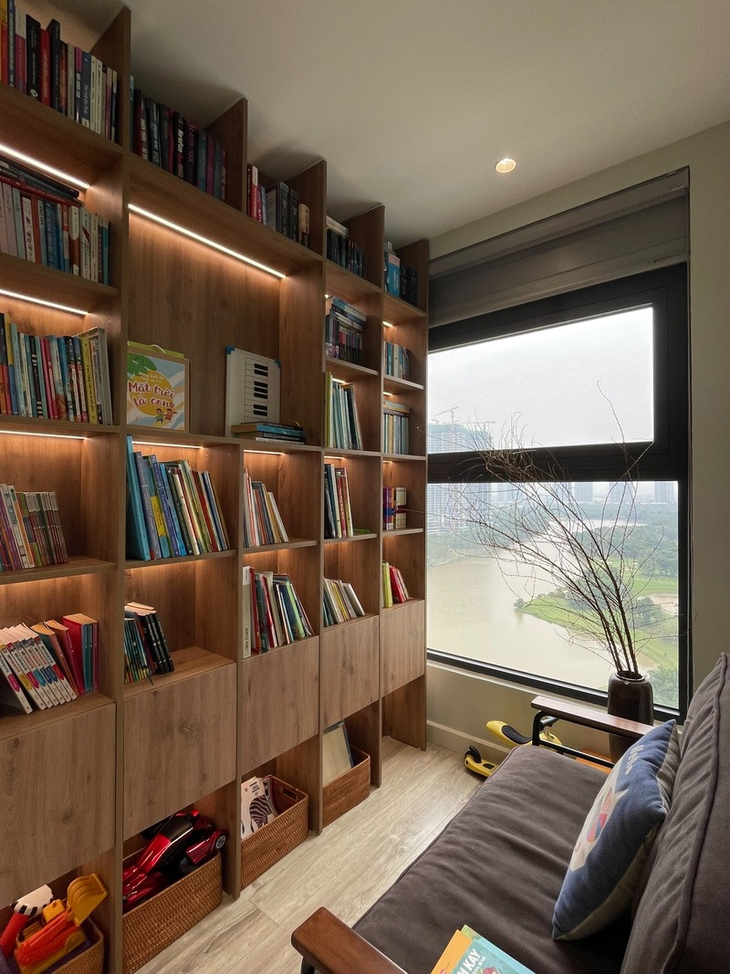 Chủ nhà đã biến phòng đa năng thành phòng đọc sách để tạo không gian chung cho cả gia đình