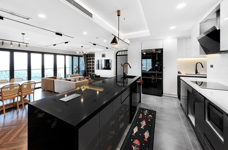 Phòng bếp được thiết kế với 2 khu vực rửa riêng biệt tạo ra không gian linh hoạt, tăng tính tiện nghi và hiệu quả sử dụng