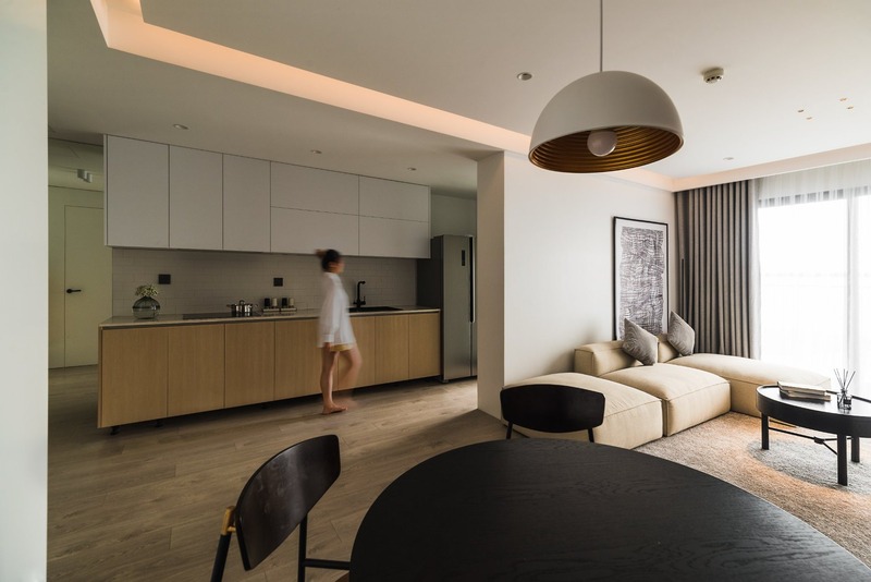 Không gian căn bếp được thiết kế tối giản với tông màu đồng bộ với màu sắc chủ đạo của căn nhà