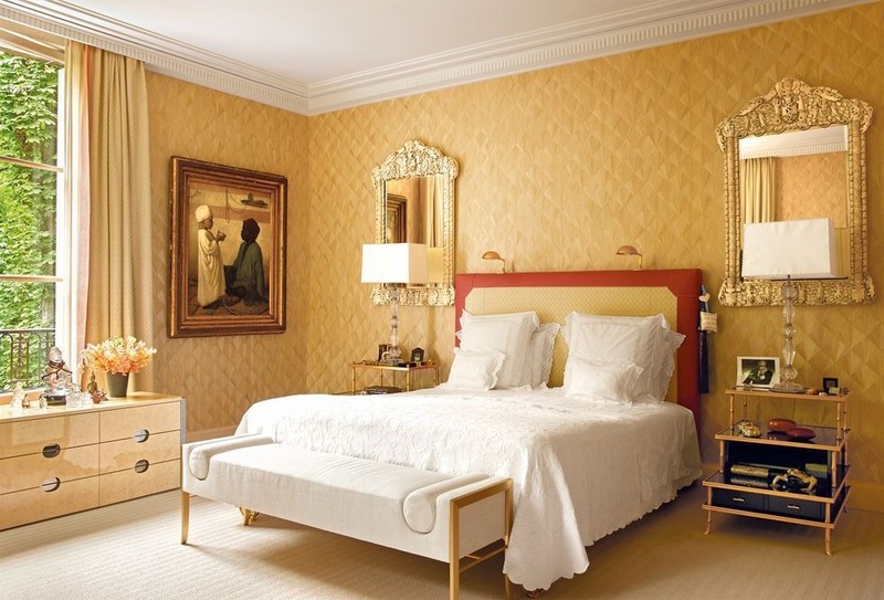 Phòng ngủ phong cách cổ điển với bức tường màu vàng ấn tượng - chủ nhà mệnh Hoả có thể tham khảo cách thiết kế này