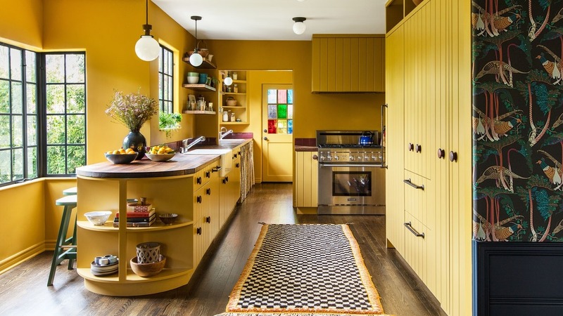 Căn bếp gỗ được sơn màu vàng ấm cúng