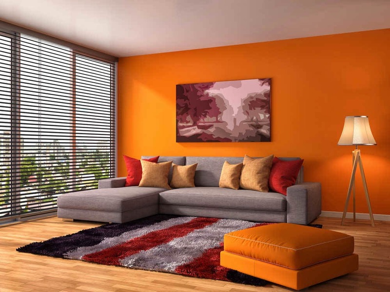 Không gian phòng khách ấn tượng với các gam màu ấm nóng: cam, đỏ, nâu - kết hợp với ánh đèn vàng tạo nên cảm giác ấm cúng