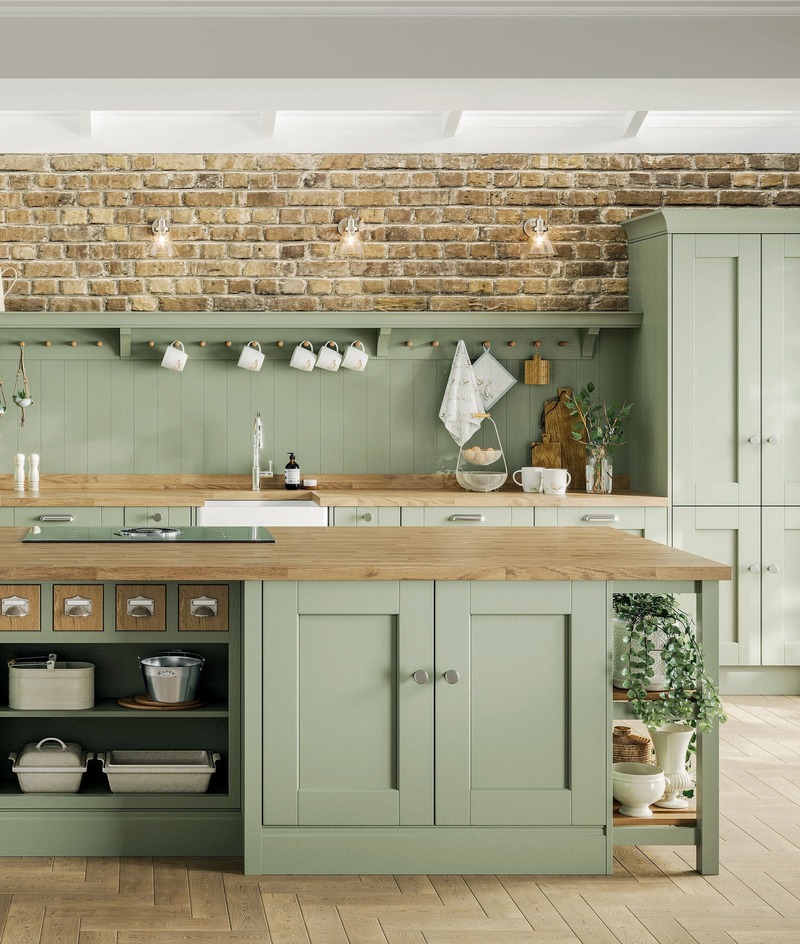 Tủ bếp là tâm điểm của không gian bếp, sử dụng chất liệu gỗ và được sơn màu xanh mint độc đáo