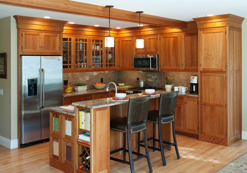 Không gian bếp sử dụng nội thất bằng gỗ tự nhiên, sơn PU giúp giữ nguyên vẻ đẹp của phần vân gỗ