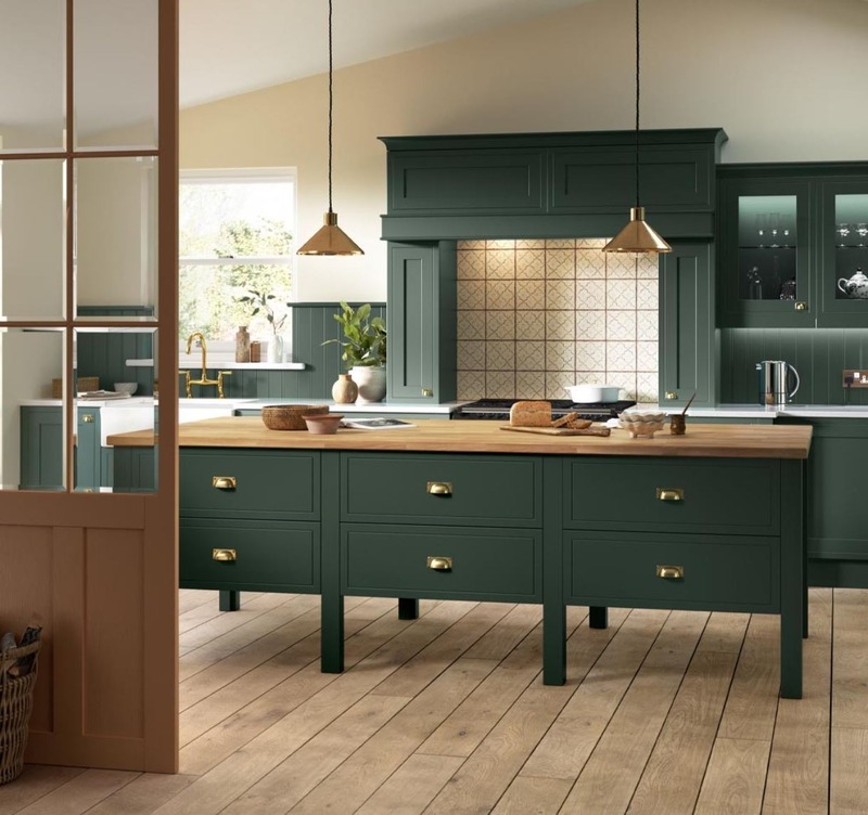 Tủ bếp và đảo bếp màu xanh lá cây, kết hợp với sàn nhà bằng gỗ cực kỳ tốt cho chủ nhà mệnh Mộc