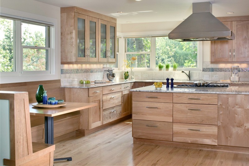 Không gian bếp sử dụng vật dụng như kệ gỗ, hộp đựng thực phẩm từ gỗ để tạo sự gọn gàng và hài hòa