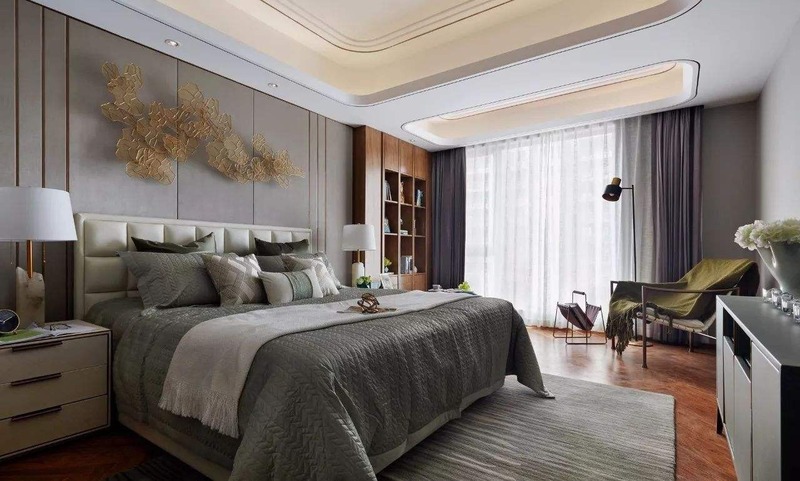 Phòng ngủ tông màu trắng xám chủ đạo, phụ kiện trang trí tường màu vàng kim nổi bật trong không gian tối giản