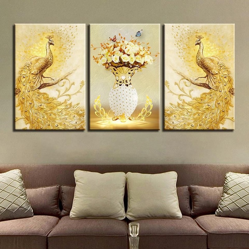 Tranh treo tường in hình chim phượng dát vàng tinh xảo  trong không gian phòng khách của chủ nhà mệnh Kim