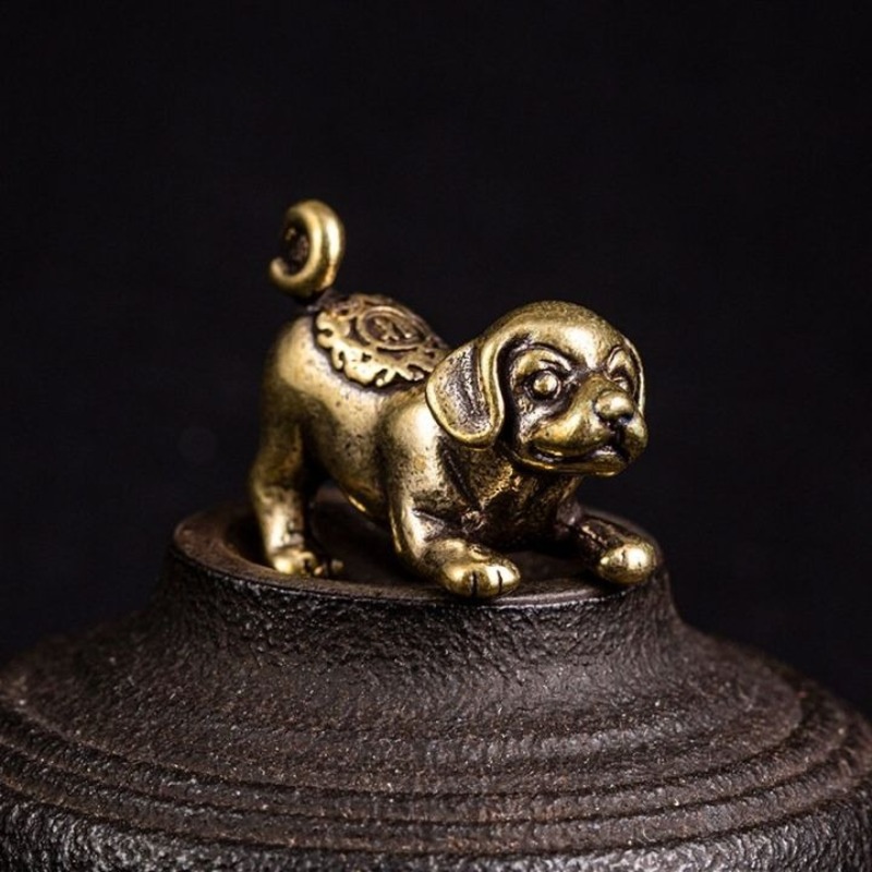 Bức tượng hình chú chó làm bằng gốm sứ hoặc đồng vừa hợp phong thủy với chủ nhà mệnh Thổ vừa giúp bảo vệ tiền tài, vật chất và xua tan điều không may mắn