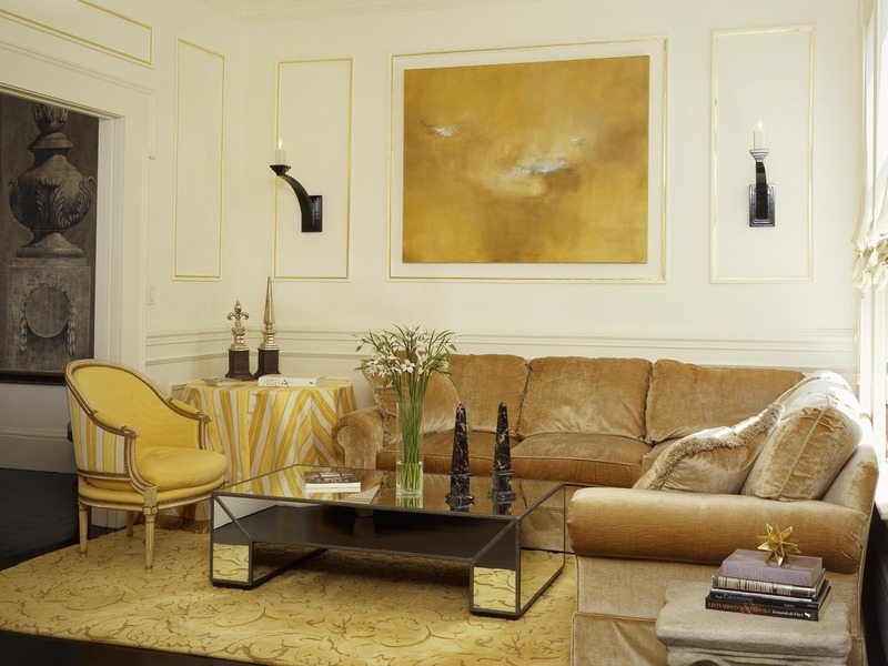 Bộ ghế sofa màu vàng đất giúp tôn lên vẻ đẹp tinh tế, nền nã cho không gian nội thất phòng khách của chủ nhà mệnh Thổ