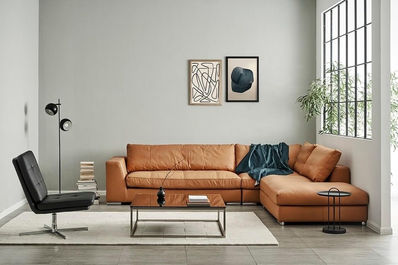 Không gian phòng khách với điểm nhất là bộ ghế sofa màu nâu cho chủ nhà mệnh Thổ