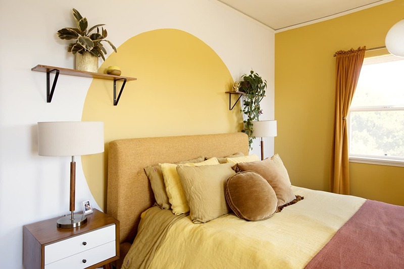 Không gian nội thất phòng ngủ màu vàng tươi sáng, ấm áp cho chủ nhà mệnh Thổ