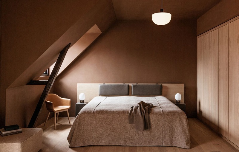 Căn phòng ngủ trên áp mái của chủ nhà mệnh Thổ mang sắc nâu đất đơn giản mà vô cùng thu hút ánh nhìn