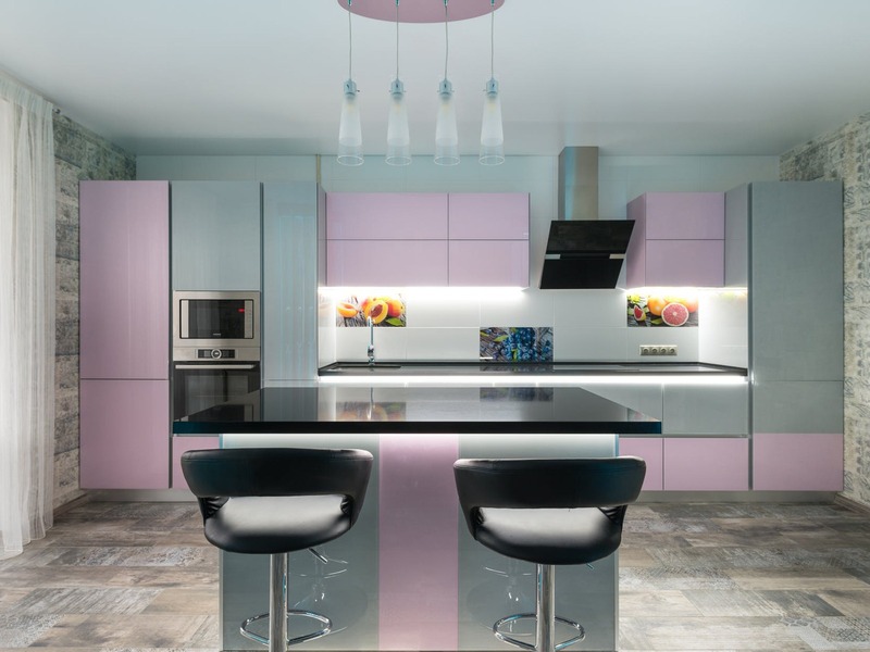 Nội thất không gian căn bếp của chủ nhà mệnh Thổ sử dụng màu tím tương sinh làm điểm nhấn cho căn phòng