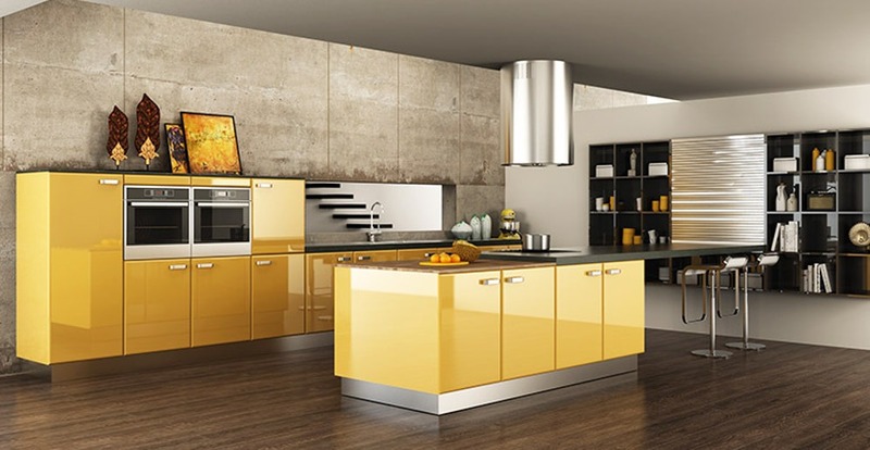 Không gian nội thất căn bếp của chủ nhà mệnh Thổ với điểm nhấn là kệ tủ màu vàng tươi kết hợp với mặt bàn ốp đá hiện đại