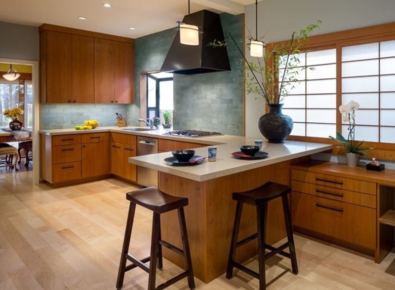 Không gian căn bếp của chủ nhà mệnh Thổ với toàn bộ mặt bàn ốp đá cùng các kệ tủ làm gỗ nhưng mang màu nâu trầm tạo ra sự hài hòa phong thủy
