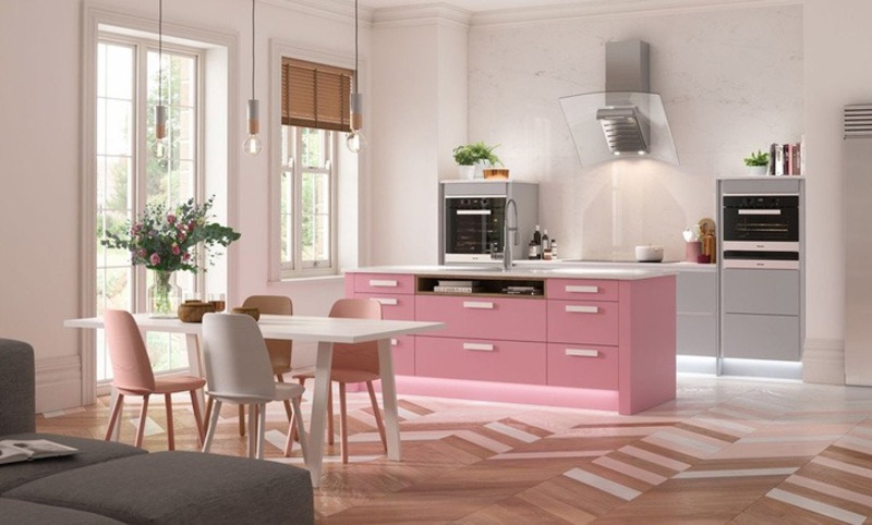 Không gian căn bếp màu hồng xinh xắn của gia chủ mệnh Thổ với thiết kế bàn ăn hình chữ nhật ốp đá cùng hệ sàn lát gạch hồng - nâu - trắng độc đáo