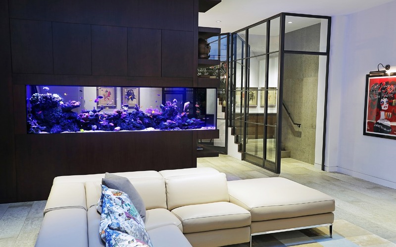 Không gian nội thất phòng khách với bể cá xanh dương, giúp chủ nhà mệnh Thủy thu hút tài lộc, gặp nhiều may mắn