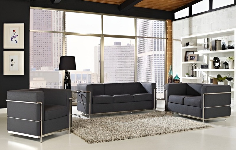 Không gian nội thất phòng khách của chủ nhà mệnh Thủy có điểm nhấn là bộ ghế sofa màu đen lịch lãm
