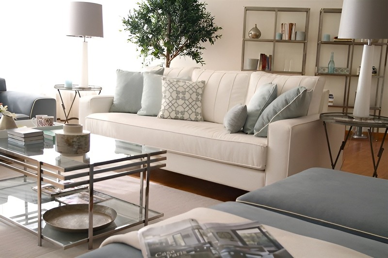Không gian nội thất phòng khách hiện đại của chủ nhà mệnh Thổ với điểm nhấn là bộ ghế sofa màu trắng - xanh hợp phong thủy