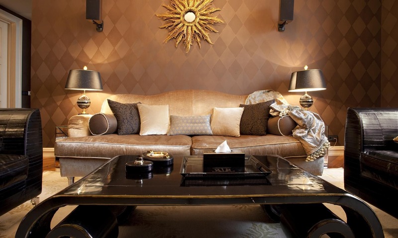 Phòng khách sử dụng tông màu nâu cam ấm áp, phụ kiện trang trí hình mặt trời ấn tượng nổi bật trên bức tường chính