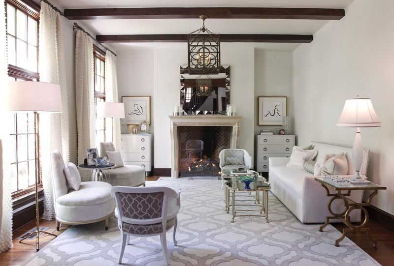 Phòng khách sử dụng tấm thảm với hoạ tiết nghệ thuật phủ hết sàn nhà cũng là một đặc trưng đậm nét của phong cách Art Deco