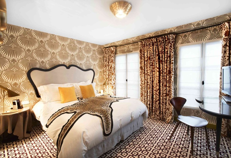 Phòng ngủ ấn tượng bởi thiết kế tường, thảm và rèm cửa với các họa tiết rực rỡ