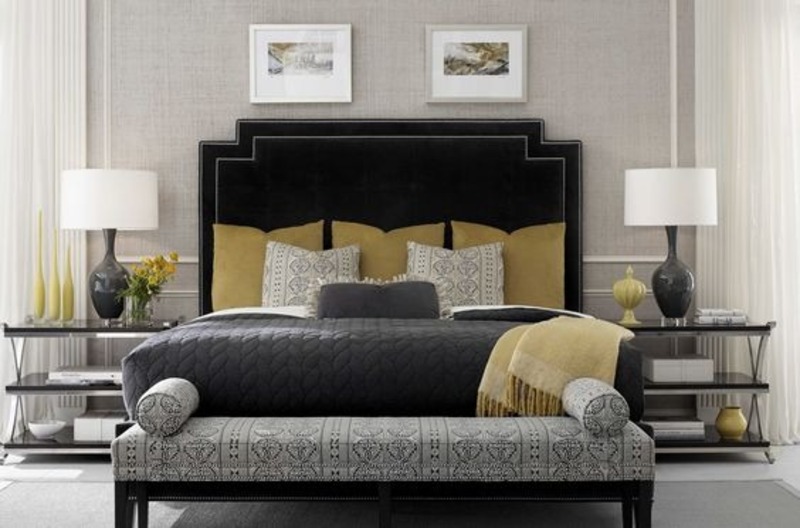 Phong cách Art Deco hiện lên qua các chi tiết hoa văn cách điệu, được bố trí đối xứng ở gối ngủ và ghế bành