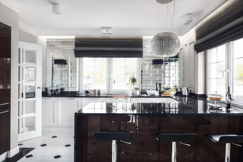 Đen và trắng là tông màu đặc trưng cho nhà bếp theo phong cách Art Deco, chiếc đèn chùm pha lê lộng lẫy tạo thêm điểm nhấn bắt mắt