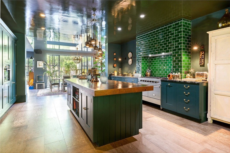 Lớp sơn hoàn thiện tủ bếp có độ bóng cao kết hợp với các vật liệu như đá cẩm thạch, thuỷ tinh… tạo nên không gian nhà bếp Art Deco
