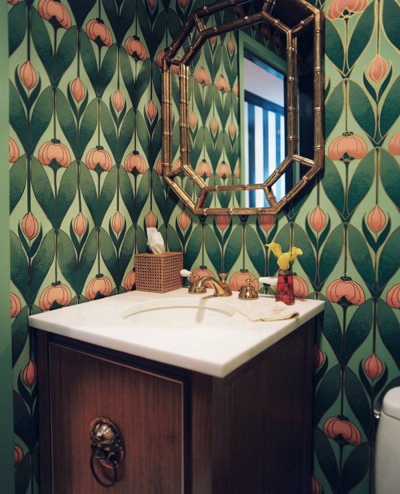 Trọng tâm của phong cách Art Deco trong không gian phòng tắm này là các thiết kế hình học và hoa văn táo bạo, màu sắc sặc sỡ
