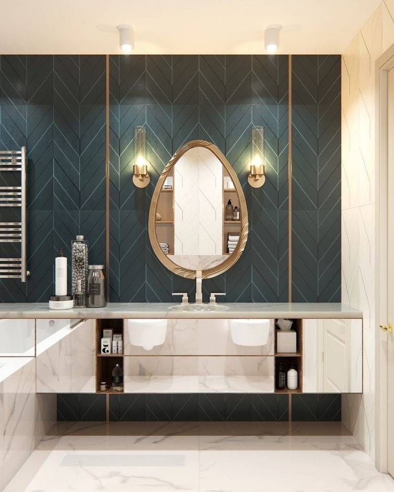 Phòng tắm lấy cảm hứng từ Art Deco này có bức tường họa tiết màu xanh nổi bật, gương hình vòm và tấm ốp tường bằng đá cẩm thạch.