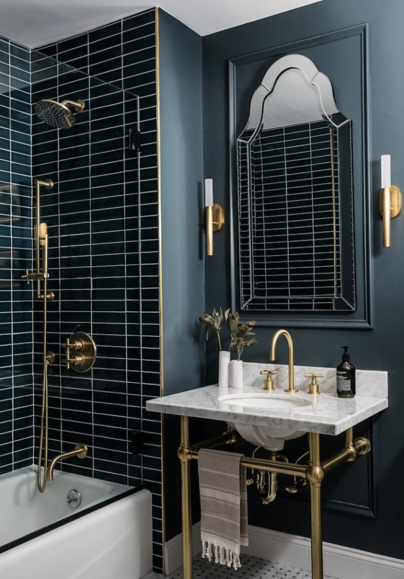 Các điểm nhấn bằng đồng thau và chiếc gương được cách điệu tạo thêm sự ấm áp và ấn tượng cho không gian phòng tắm phong cách Art Deco