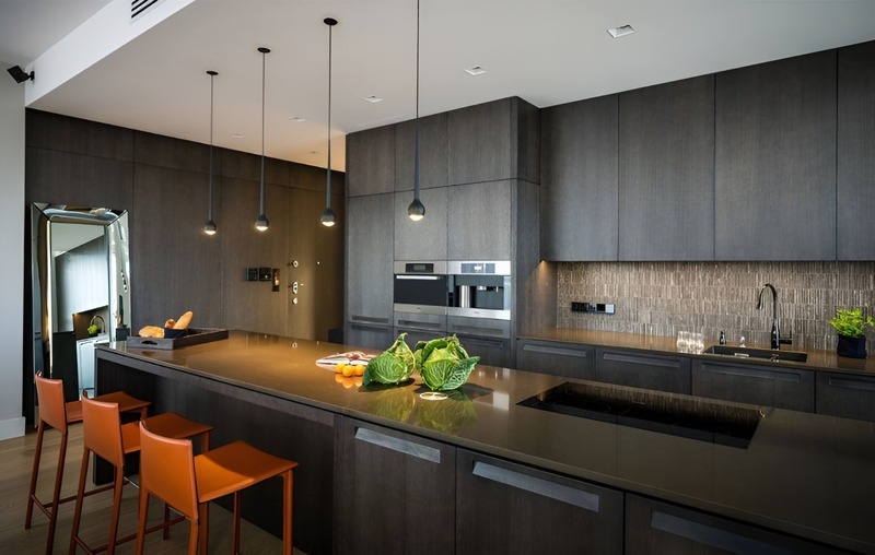 Không gian nội thất căn bếp mang phong cách Hitech được trang bị hệ đèn chiếu sáng trọng mọi khu vực