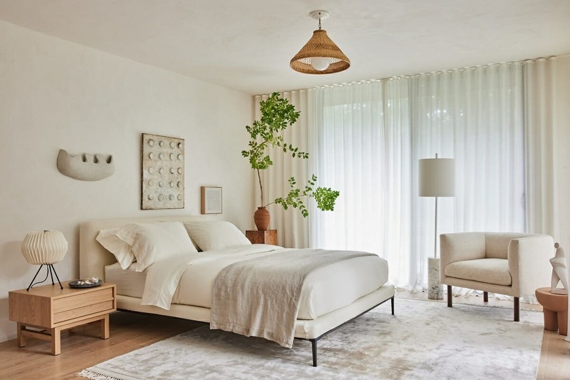 Không gian phòng ngủ Organic thoáng sáng với gam màu trắng chủ đạo, các điểm nhấn gỗ và cây xanh tạo nên bầu không khí đặc trưng của phong cách Organic