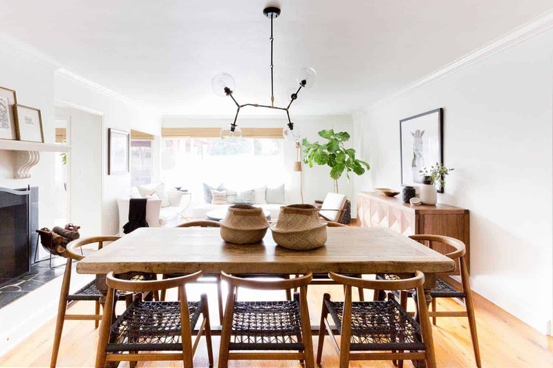 Bộ bàn ghế ăn bằng gỗ với các đường cong nghệ thuật trở thành tâm điểm trong không gian phòng bếp Organic