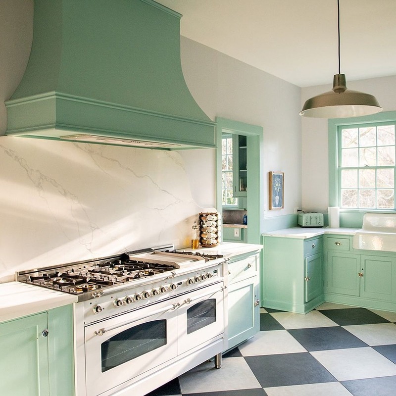 Phòng bếp mang phong cách Retro sử dụng hệ thống tủ bếp toát lên vẻ cổ điển với các núm vặn kim loại