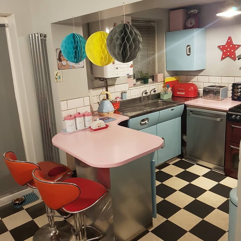 Phòng bếp Retro đầy màu sắc với các phụ kiện trang trí và nội thất cổ điển, sàn nhà caro làm tăng cảm giác hoài niệm
