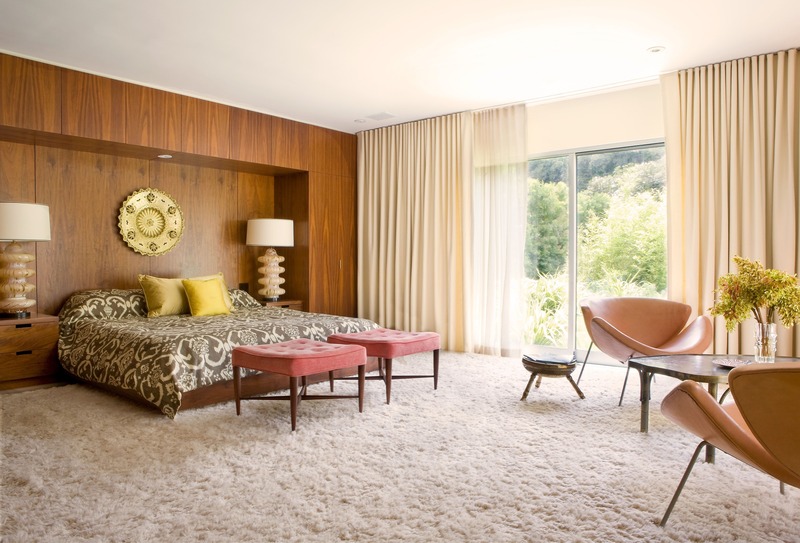 Phòng ngủ Retro sử dụng ô cửa sổ với kích thước lớn giúp không gian luôn thông thoáng và tràn ngập ánh sáng tự nhiên