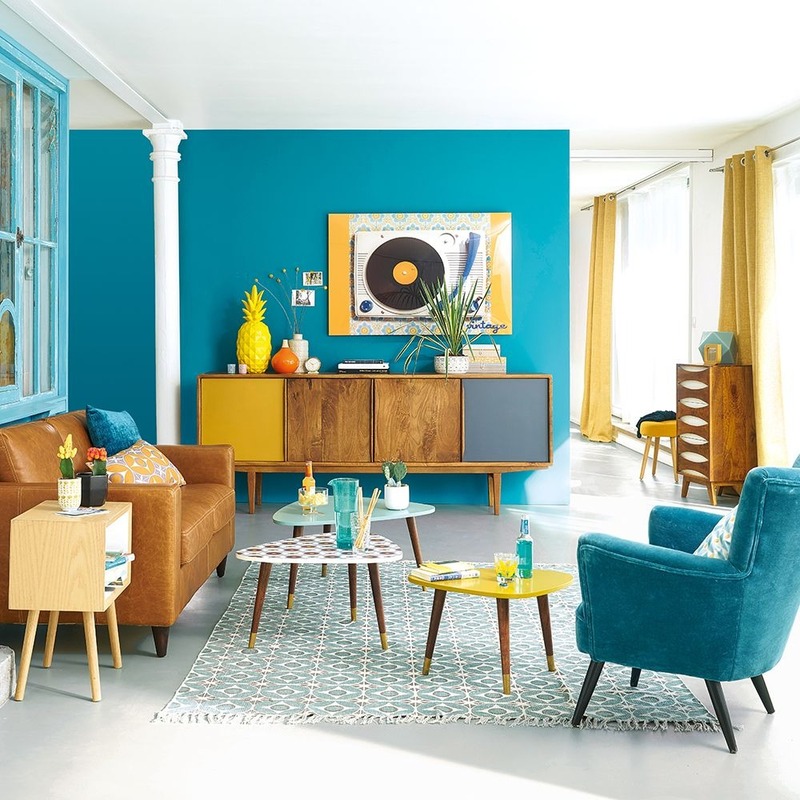 Phòng khách mang phong cách Retro sử dụng màu sơn tường màu xanh dương nổi bật, phối hợp hài hoà với màu sắc của nội thất và tủ kệ trang trí
